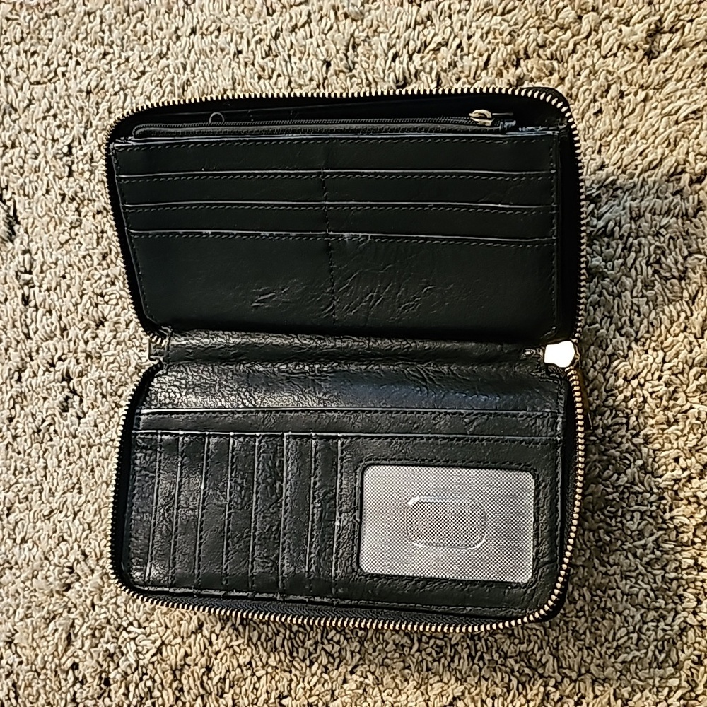 The Fossil Women's Liza Leather Zip Around Clutch Wallet - Picture 5 of 5